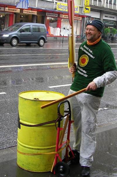Aktion der Anti-Atom-Gruppe Bonn vor der Allianz-Vertretung Aktion der Anti-Atom-Gruppe Bonn vor der Allianz-Vertretung