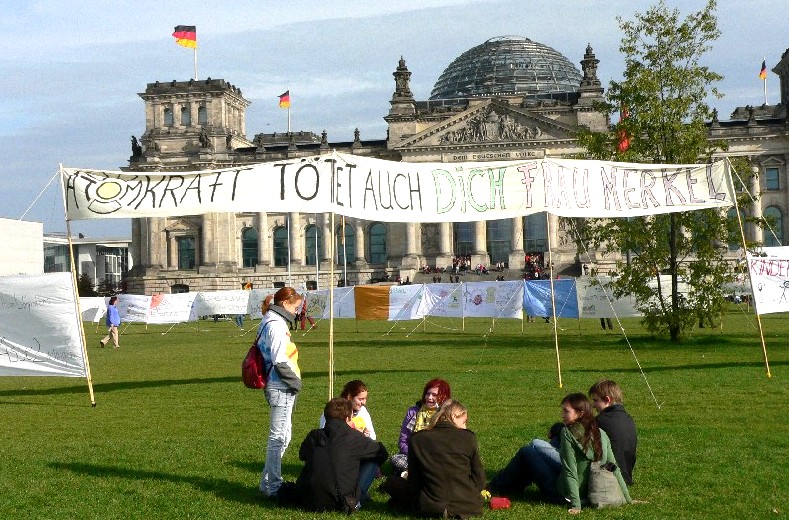 Anti-Atom-Transparente vor dem Reichstag